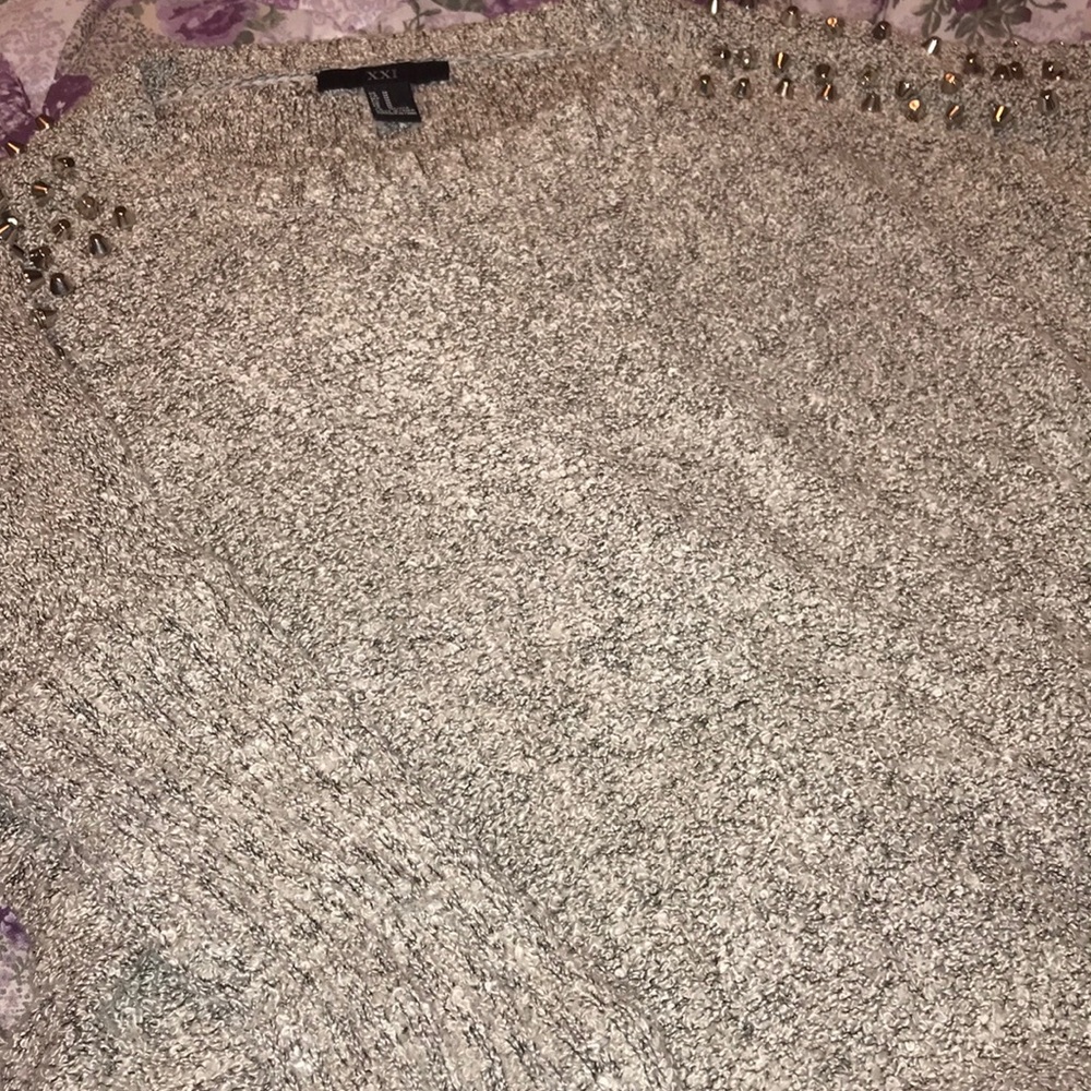 Sweater w studded shoulders